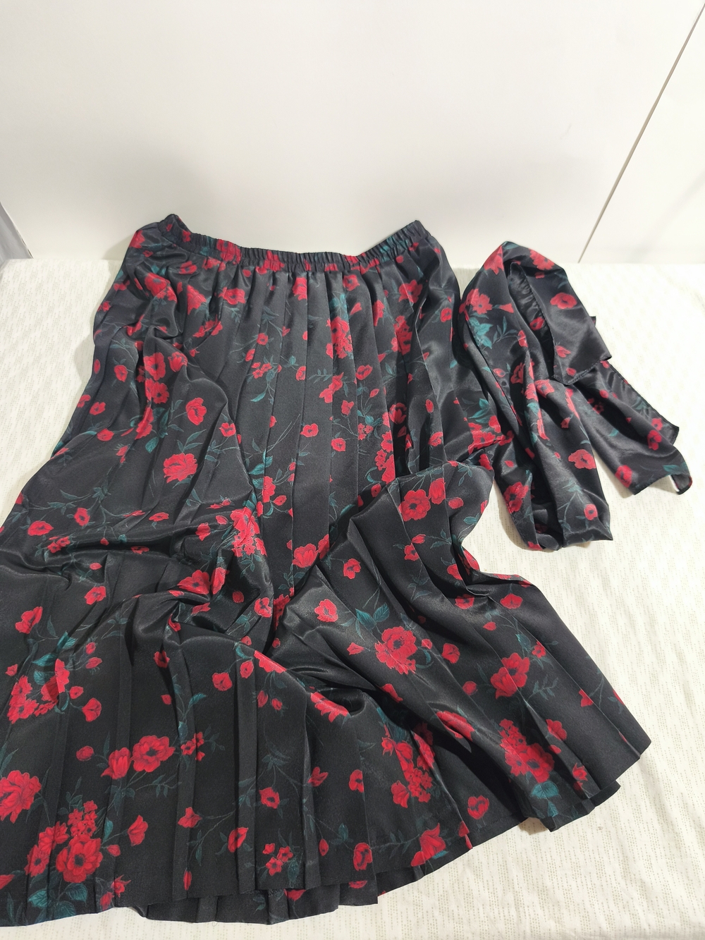Vintage1980s Black Floral Pleated Midi Skirt With a scarf around the neck